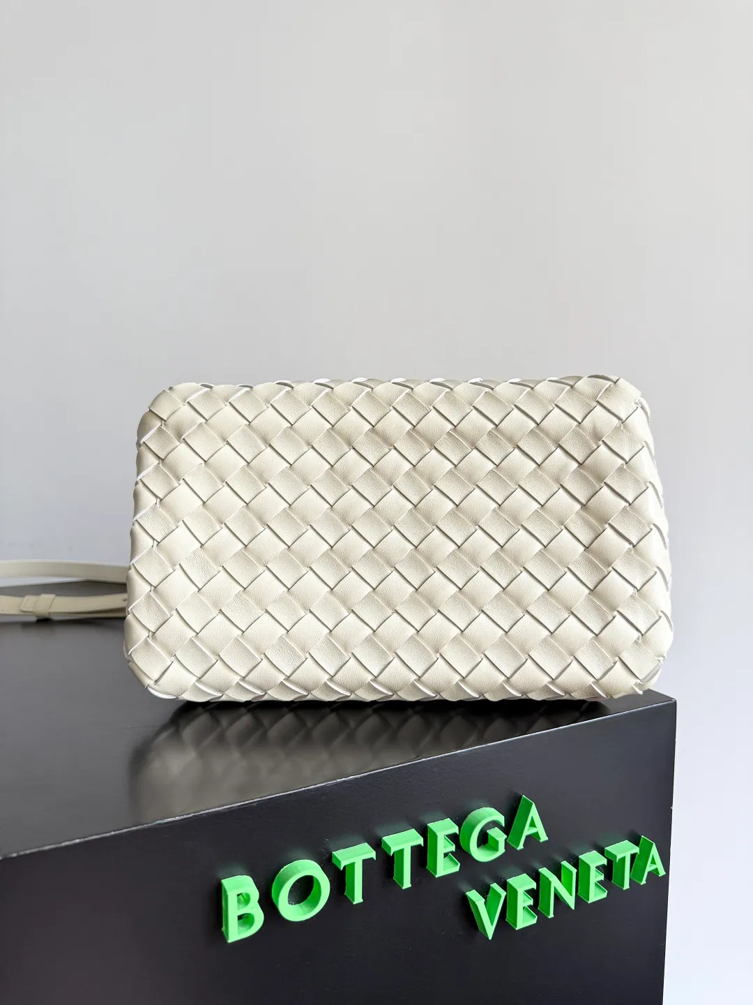 Batch 2060 BOTTEGA VENETA 2025 Autumn New Product Medium Parachuta The long-awaited new medium parachuta is here, with a unique appearance and iconic metal knots, and a whole piece of leather folds the four corners into a parachute shape! The exquisite Knot metal buckle is like putting jewelry on a bag. It is high-end and elegant. Its super capacity can hold all your things! The overall effect of this bag is very different from before. It is neither too delicate to provide a large capacity nor too bulky because of its practicality. It simply provides a perfectly suitable bag for casual and simple people👜 Style number: 835921 Size: 29.5*18.5*17.5cm